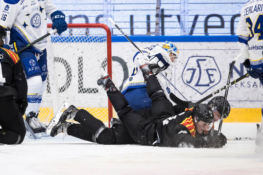 Brynäs Linus Ölund framför Leksands målvakt Janne