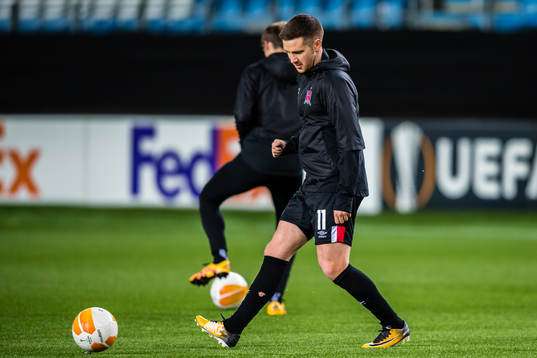 Patrick McEleney of Dundalk warms up