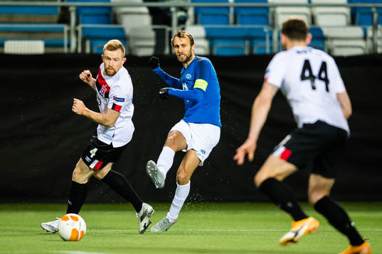 Sean Hoare of Dundalk and Magnus Wolff Eikrem of Molde