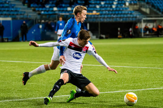 Erling Knudtzon of Molde and Sean Gannon of Dundalk