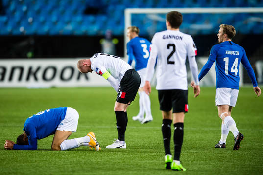 Ohikhuaeme Anthony Omoijuanfo of Molde and Chris Shields of