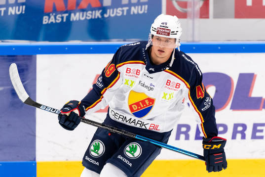 Djurgårdens Rhett Rakhshani värmer upp innan