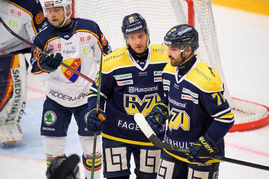 s Linus Sandin och Linus Fröberg jublar