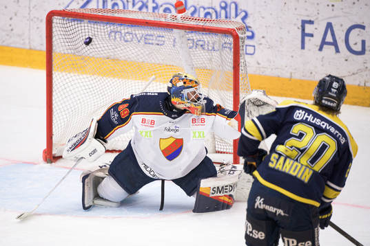 s Linus Sandin gör 2-0 bakom Djurgårdens målvakt Niklas