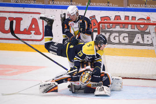 s Lias Andersson kolliderar med Djurgårdens Tobias