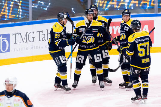s Eric Martinsson jublar med lagkamraterna