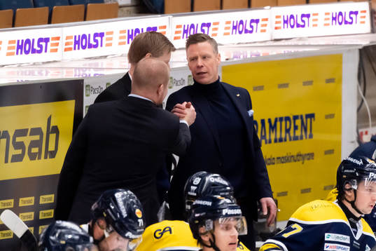 s tränare Nicklas Rahm jublar