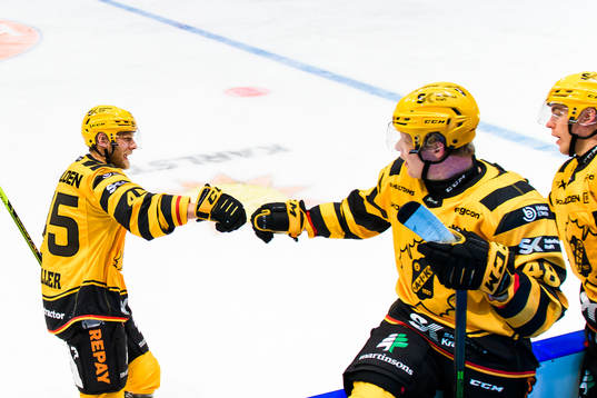 Skellefteås Oscar Möller jublar med Jonatan Berggren