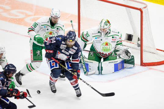 Linköpings Jimmy Andersson oroar framför Rögles Eric