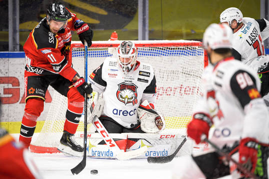 Luleås Petter Emanuelsson orora framför Malmö Redhawks