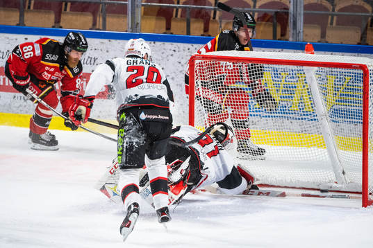 Luleås Linus Klasen gör 4-2 bakom Malmö Redhawks