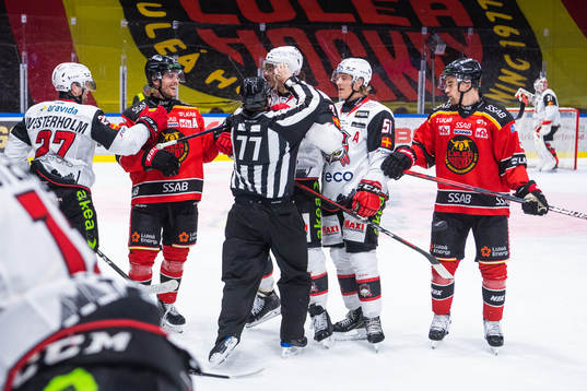 Luleås Oscar Engsund och Malmö Redhawks Oliver Lauridsen