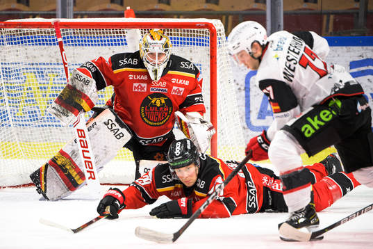 Luleås målvakt Jesper Wallstedt och Erik Gustafsson