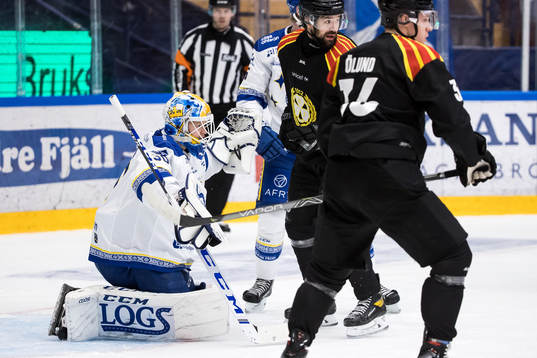 Leksands målvakt Janne Juvonen och Brynäs Johan Alcén