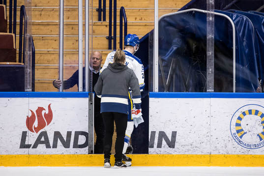 Leksands Emil Heineman lämnar isen