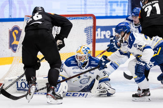Leksands målvakt Janne Juvonen och Isak Rosén