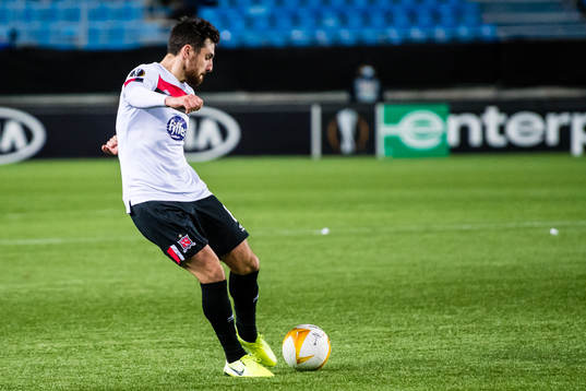 Jordan Flores of Dundalk scores the 3-1 goal