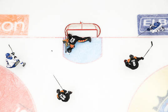 Leksands Jon Knuts och Brynäs målvakt Samuel Ersson och