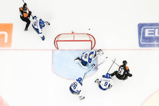 Brynäs Lukas Zetterberg framför Leksands målvakt Janne