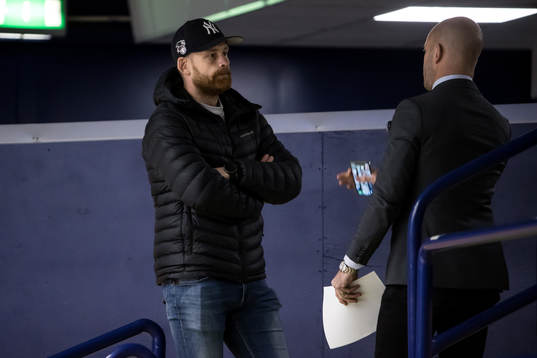 Leksands Mattias Ritola på läktaren innan