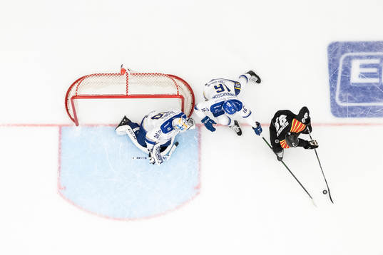 Leksands målvakt Janne Juvonen och Daniel Gunnarsson och