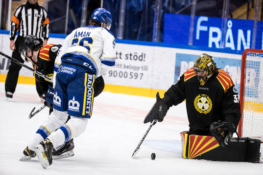 Leksands Nils Åman oroar framför Brynäs målvakt Samuel