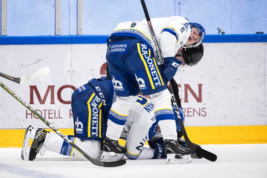 Leksands Emil Heineman skadad se över av Leksands Calle