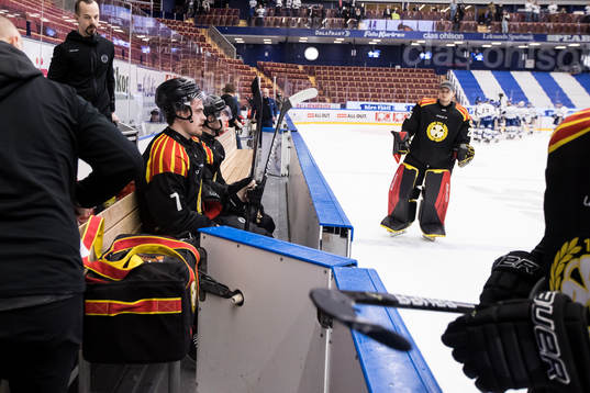 Brynäs Marcus Björk  deppar i båset