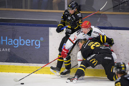 Västerås Daniel Öhrn och Alexander Younan i en kamp mot