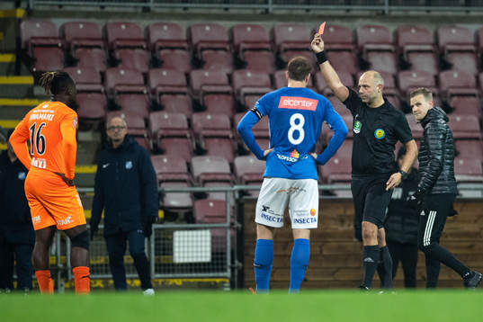 AFC Eskilstunas Samuel Nnamani får ett rött kort