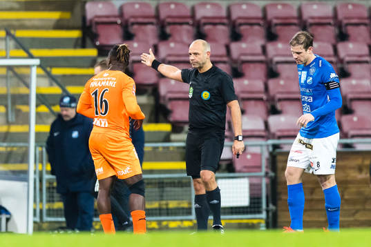 Domare Robert Daradic ber AFC Eskilstunas Onyedikachukwu