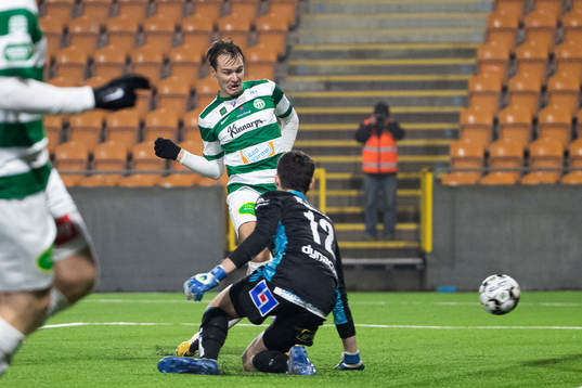 Västerås Viktor Prodell gör 1-0 bakom Örgrytes målvakt