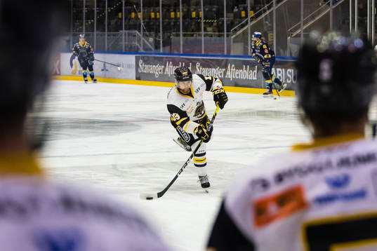David Morley of Stavanger Oilers warms up