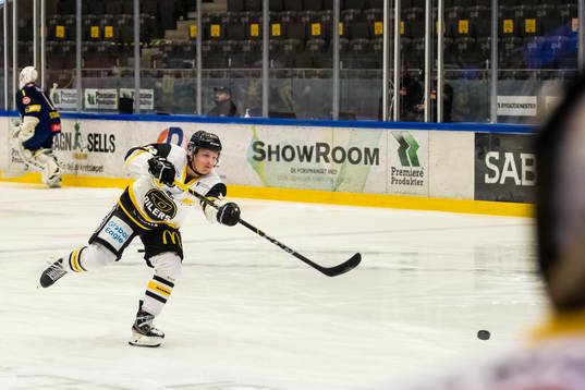 Magnus Hoff of Stavanger Oilers warms up