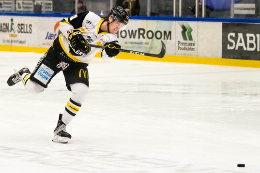 Simen Talge of Stavanger Oilers warms up