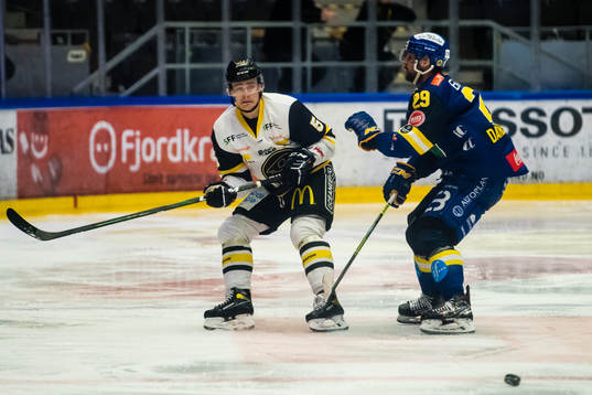 Andreas Klavestad of Stavanger Oilers and Robin Dahlstrom