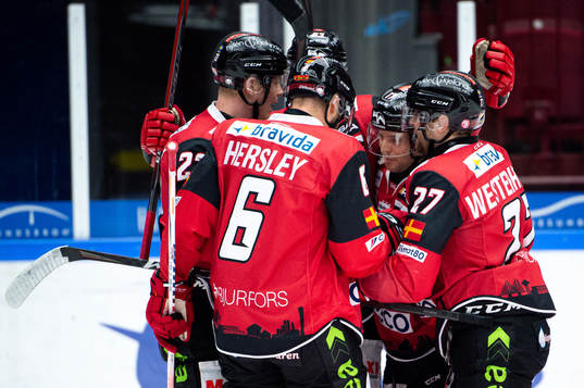 Malmö Redhawks spelare jublar med Pathrik Westerholm