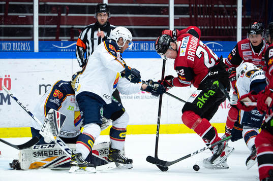 Djurgårdens Tobias Ekberg och Malmö Redhawks Lars Bryggman