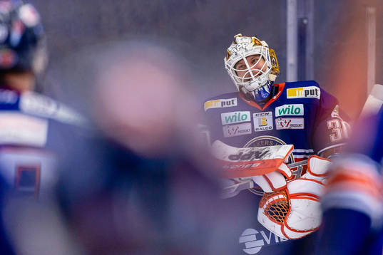 Växjös målvakt Viktor Fasth jublar