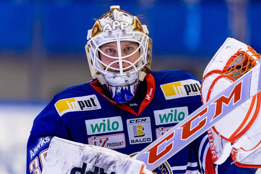 Växjös målvakt Viktor Fasth jublar