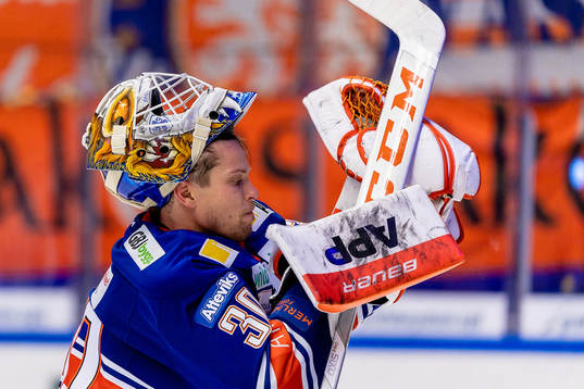 Växjös målvakt Viktor Fasth jublar