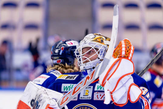 Växjös målvakt Viktor Fasth jublar