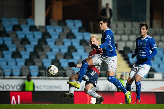 Örgrytes Adam Bergmark Wiberg gör 1-0 framför Umeås