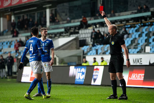Umeås Jakob Bergman får rött kort