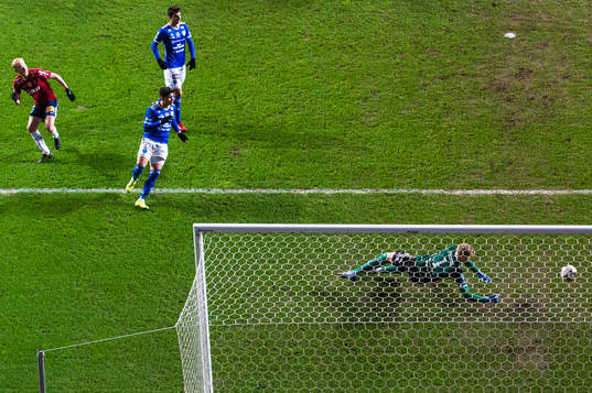 Örgrytes Adam Bergmark Wiberg gör 1-0 bakom Umeås