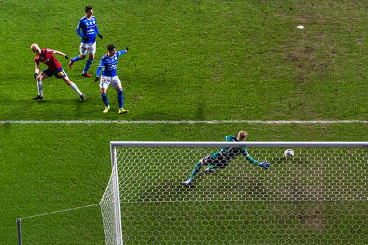 Örgrytes Adam Bergmark Wiberg gör 1-0 bakom Umeås