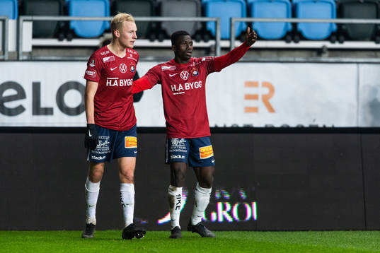 Örgrytes Adam Bergmark Wiberg jublar med Babacarr Jobe