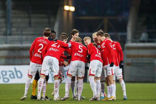 Degerfors spelare samlas