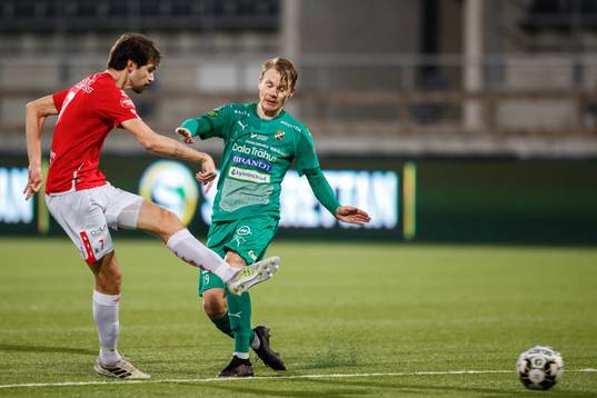 Degerfors Sebastian Olsson gör 0-1 som sedan blir bortdömt