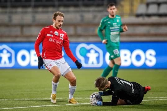 Degerfors Villiam Dahlström och Ljungskiles målvakt Robin